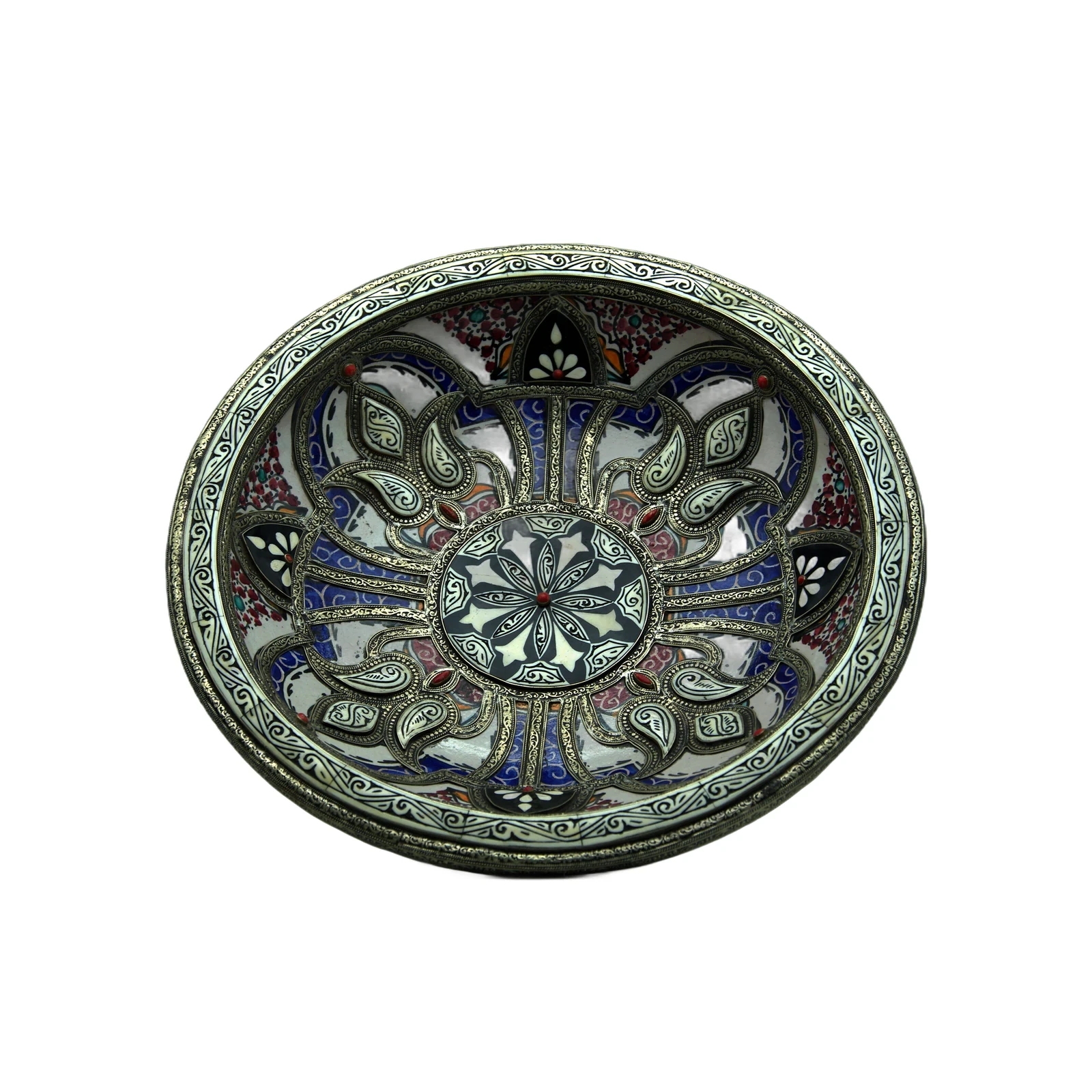Plat ciselé à motif floral en cuivre, antiquité Plat ciselé à motif floral en cuivre, antiquité
